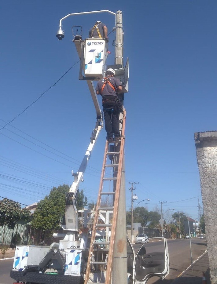 empresa-esta-trabalhando-na-manutencao-das-cameras-de-videomonitoramento