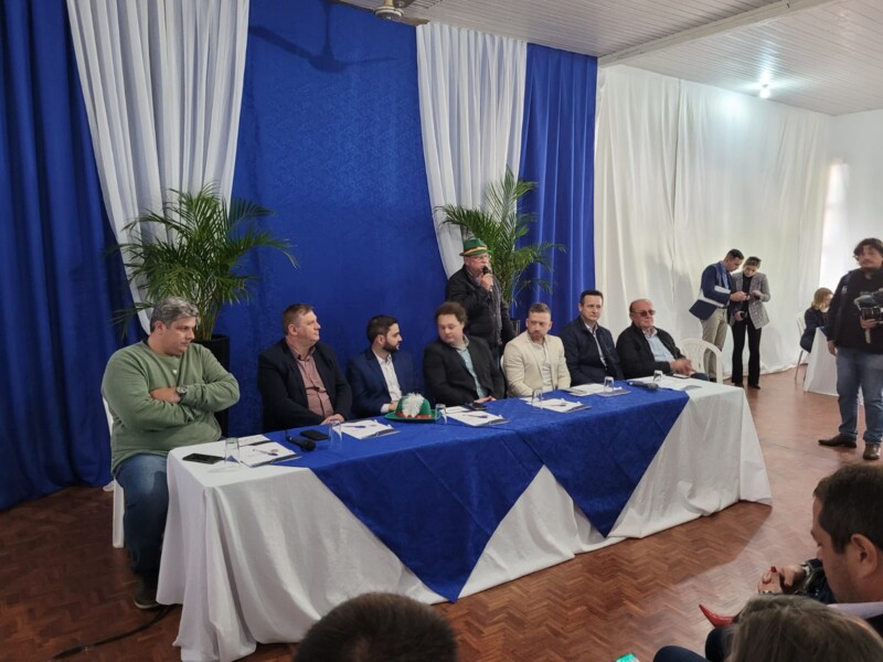 presidente-do-comaja-e-prefeito-de-ibiruba-abel-grave-esteve-presente-em-reuniao-da-amaja